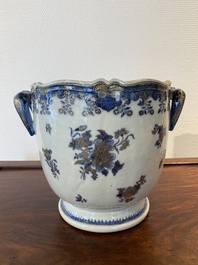Een Chinese blauw-witte en deels vergulde wijnkoeler, Qianlong