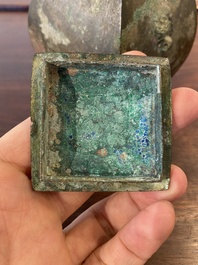 Een kleine Chinese bronzen rituele 'fang hu' dekselvaas, Periode der Strijdende Staten