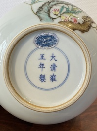 Een Chinese flesvormige famille rose vaas, Yongzheng merk, Republiek