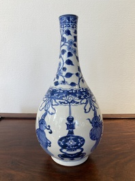 Een Chinese blauw-witte flesvormige vaas, Kangxi