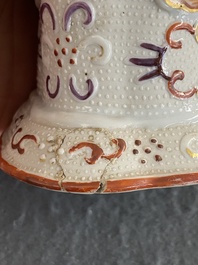 Een Chinese famille rose vaas met mandarijns decor, Qianlong