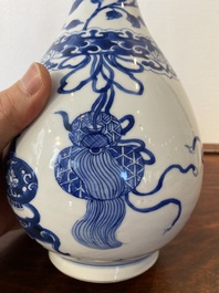 Een Chinese blauw-witte flesvormige vaas, Kangxi