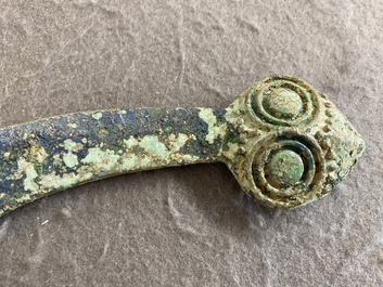 Een Chinese bronzen dolk met slangenkoppen, Periode der Strijdende Staten