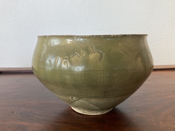 Een Chinese Yaozhou celadon 'lotus' kom, Song/Yuan
