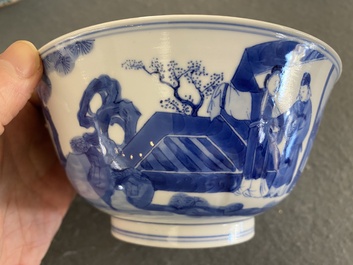 Een Chinese blauw-witte kom met verhalend decor, Kangxi merk en periode
