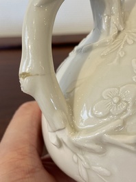 Een Chinese Dehua blanc de Chine theepot, gesigneerd Yi Gong, 18/19e eeuw