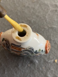 Een Chinese famille rose snuiffles, Qianlong merk, 19e eeuw