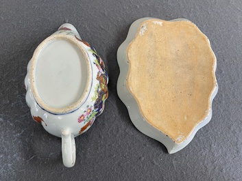 Sauci&egrave;re sur son support en porcelaine de Chine famille rose &agrave; d&eacute;cor dit 'pseudo-feuilles de tabac', Qianlong
