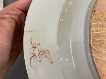 A Chinese famille verte dish with ladies in a pavillion, Yongzheng