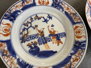 Een paar Chinese Imari-stijl borden met een dame en twee jongens in een tuin, Kangxi