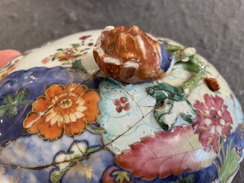 Een kleine Chinese famille rose terrine met decor van tabaksbladeren, Qianlong