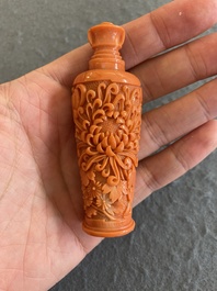 A fine Chinese red coral 'chrysanthemum' snuff bottle, 19/20th C.