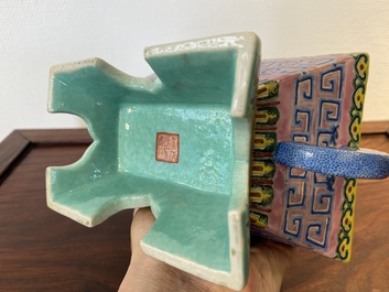 Een Chinese archa&iuml;sche famille rose wierookbrander, Daoguang merk en periode