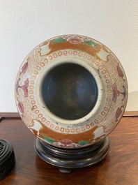Pot en porcelaine de Chine famille rose &agrave; sujet mandarin au couvercle et socle en bois, Qianlong/Jiaqing