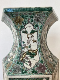Vase de forme hexagonale en biscuit &eacute;maill&eacute; vert, Chine, 19&egrave;me