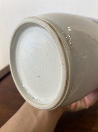 Een Chinese blauw-witte 'Sanxing' rouleau vaas, wellicht 19e eeuw