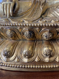 Een Chinese vergulde bronzen Boeddha Shakyamuni, wellicht Ming