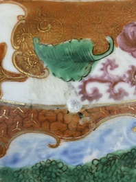 Pot en porcelaine de Chine famille rose &agrave; sujet mandarin au couvercle et socle en bois, Qianlong/Jiaqing