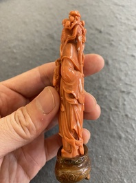 Een Chinese bloedkoralen sculptuur van Guanyin, 19/20e eeuw