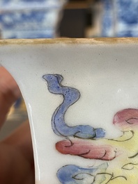 Een vierkante Chinese famille rose 'onsterfelijken' vaas, 19e eeuw