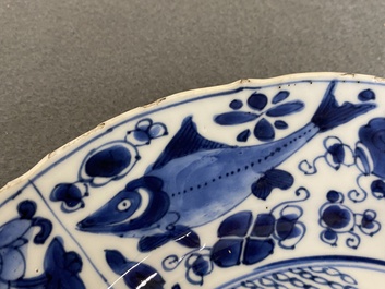Een paar Chinese blauw-witte kraak-stijl schotels met VOC-schepen, Kangxi