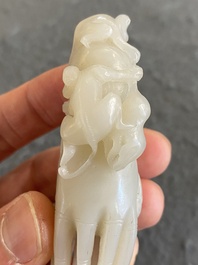 Een Chinese witte jade sculptuur van een 'Boeddha hand' met aapjes, Qing