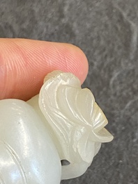 Sculpture en jade c&eacute;ladon d'un gar&ccedil;on avec un chat, Chine, Qing