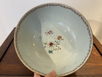 Een Chinese famille rose punchkom met floraal decor, Qianlong