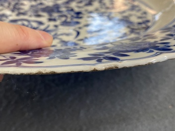 Een Chinese blauw-witte 'vier seizoenen' schotel, Kangxi merk en periode