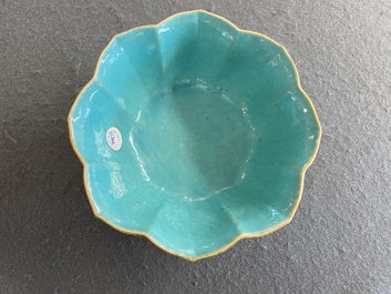 Een Chinese famille rose 'bajixiang' kom met turquoise fondkleur, Tongzhi merk en periode