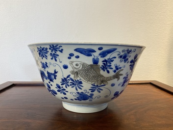 Een Chinese blauw-witte en koperrode kom met karpers, Kangxi