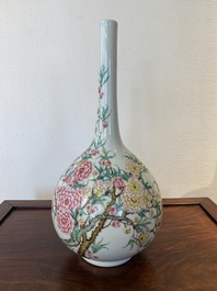 Een Chinese flesvormige famille rose vaas, Yongzheng merk, Republiek