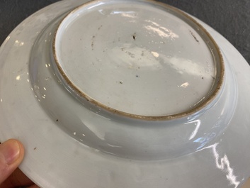 Un plat en porcelaine de Chine famille rose et une paire d'assiettes en famille verte, Kangxi/Qianlong