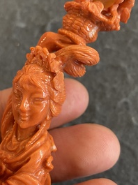 Een Chinese bloedkoralen figuur van een staande dame met bloemenmand, 19/20e eeuw