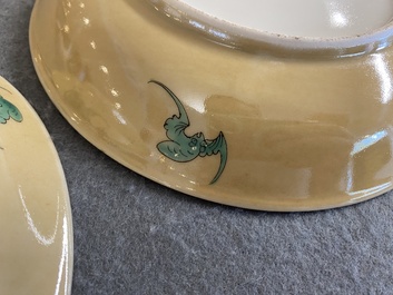Paire de coupes en porcelaine de Chine famille rose &agrave; d&eacute;cor de sauterelles sur fond caf&eacute; au lait, marque et &eacute;poque de Daoguang