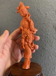 Een Chinese bloedkoralen figuur van een staande dame, 19/20e eeuw