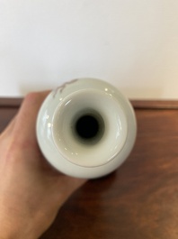 Een Chinese koperrode 'draken' vaas op houten sokkel, Kangxi merk, 19/20e eeuw