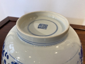 Een Chinese blauw-witte en koperrode kom met karpers, Kangxi