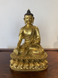 Een Chinese vergulde bronzen Boeddha Shakyamuni, wellicht Ming