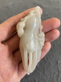 Een Chinese witte jade sculptuur van een 'Boeddha hand' met aapjes, Qing