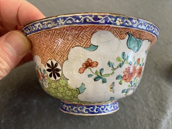 Een Chinese dekselkom met bloemen en vlinders in Canton email, Yongzheng/Qianlong