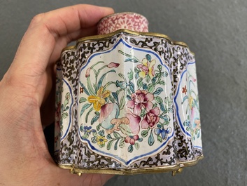 Een Chinese theebus met deksel in Canton email, Yongzheng/Qianlong