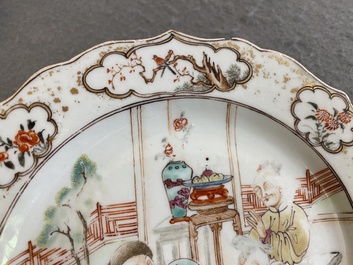 Een Chinees famille rose bord met mandarijns decor van theedrinkers, Qianlong