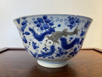 Een Chinese blauw-witte en koperrode kom met karpers, Kangxi