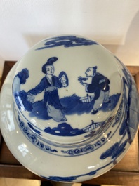 Een grote Chinese blauw-witte dekselpot met verhalend decor, 19e eeuw