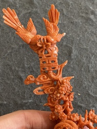 Een Chinese bloedkoralen figuur van een staande dame met een vaas, 19/20e eeuw