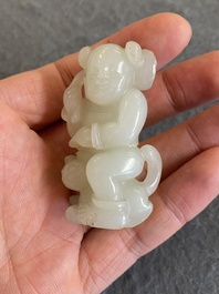 Sculpture en jade c&eacute;ladon d'un gar&ccedil;on avec un chat, Chine, Qing