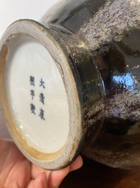 Vase de forme 'hu' en porcelaine de Chine &agrave; &eacute;mail brun-flamb&eacute;, marque de Kangxi, 19&egrave;me