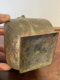 Een kleine Chinese bronzen rituele 'fang hu' dekselvaas, Periode der Strijdende Staten