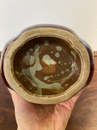 Een Chinese flamb&eacute;-geglazuurde 'hu' vaas, Qianlong merk, 19/20e eeuw